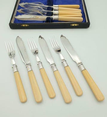 Visbestekset (12) - Verzilverd - Gegraveerd patroon