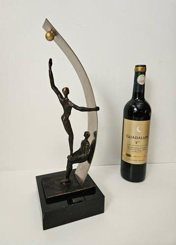 Corry van Amerlaan - sculptuur, Samen Sterk - 38 cm -