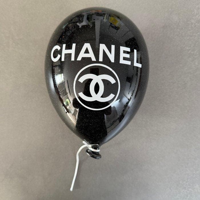 MVR (XX) - Chanel Ceramic Balloon Black / White, Antiek en Kunst, Kunst | Designobjecten