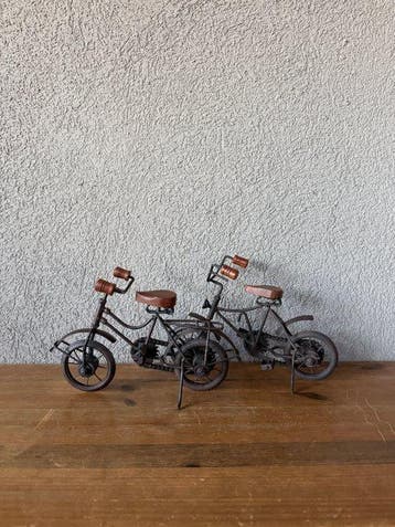 Decoratief ornament - Paar rustieke miniatuurfietssculpturen