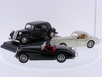 Schaal 1:24 Bburago set van 3 Europese klassiekers Jaguar..., Hobby en Vrije tijd, Modelauto's | 1:24, Ophalen of Verzenden, Gebruikt