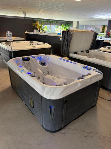 Luxe 3-Persoons Spa / Jacuzzi met Lounge – Plug &amp; Play, Ophalen, Zo goed als nieuw, Pomp, Vast