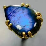 Ring bezet met een Labradoriet van 35 ct, geclassificeerd