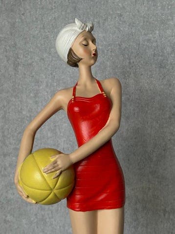 Beeld, Vrouw met bal - 33.5 cm - Hars