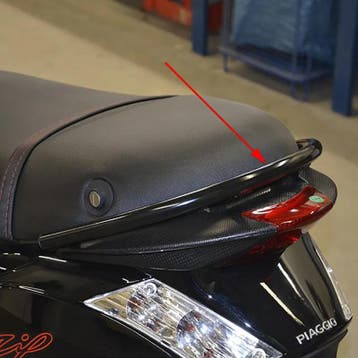 Oppakbeugel Achter - Piaggo Zip - Glans Zwart, Fietsen en Brommers, Brommeronderdelen | Scooters, Ophalen of Verzenden, Nieuw