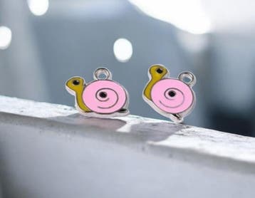 2 x Kinderkralen Metalen Bedel Slak Roze 18 x 16 mm (Bedels), Ophalen of Verzenden, Nieuw, Kraal