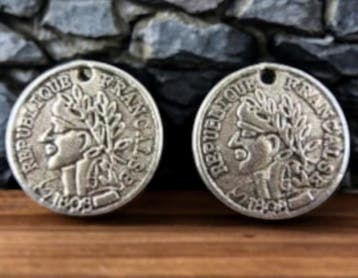 4 x Metalen bedel van een muntje, antiek zilverkleur afm...., Ophalen of Verzenden, Nieuw, Bedel