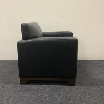 design fauteuil zwart leder met houten onderstel, Huis en Inrichting, Gebruikt, Zwart, Leer, Ophalen of Verzenden
