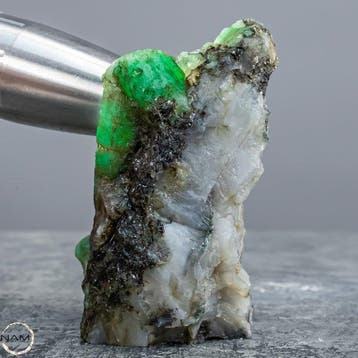 Natuurlijke smaragd-kristallen op moedergesteente uit de