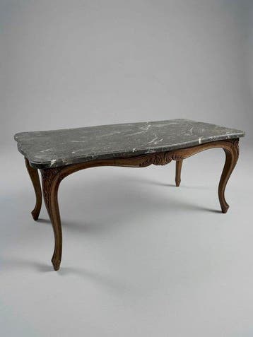 Salontafel - Een tafel in Louis XV-stijl, met gesneden hout, Antiek en Kunst