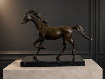 sculptuur, Sierlijk en krachtig bronzen paardensculptuur -