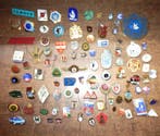 Draagspeld Vintage Verzameling van 97 badges, knopen