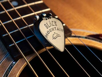 Black Mountain BMP-LHM  duimplectrum Medium Lefty 0.90 mm, Ophalen of Verzenden, Nieuw, Akoestische gitaar