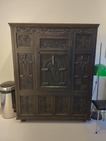 Kast - Eik, Hout - kast met rijk houtsnijwerk