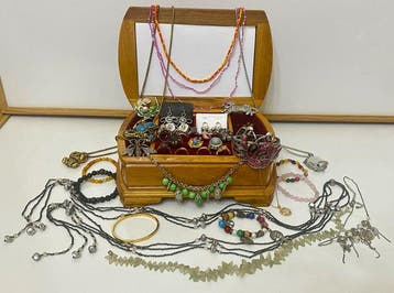 Themacollectie - Een grote collectie sieraden in een