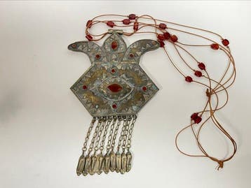 gesilverd metaal, messing en stenen - Borstornament -