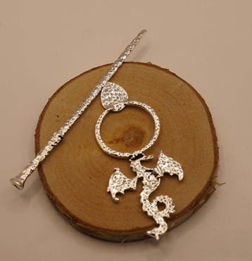 Haarspeld + stokje van draak met blauw steen kleur zilver, Verzenden, Nieuw, Haarspeld