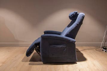 Fitform vario 570 sta op en relaxfauteuil in blauw stof, Huis en Inrichting, Fauteuils, Minder dan 75 cm, Stof, Ophalen of Verzenden