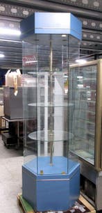 Glazen zeshoekige vitrine, B60 x D60 x H205 cm