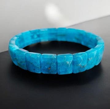 Apatiet van hoge kwaliteit. Prachtige armband zonder