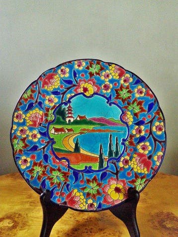 Longwy - Bord - Geëmailleerde reliëfdecoratie Chinoiserie
