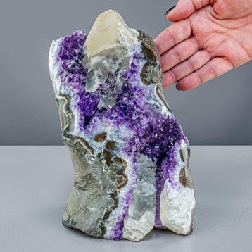 Fantastische amethist-druse met calciet. Verbinding tussen