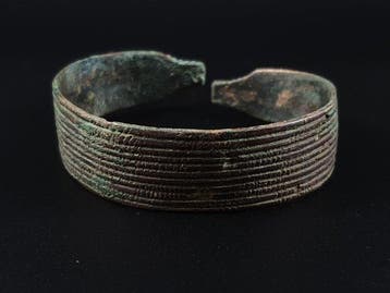 Viking periode Brons Viking armband met rijke ornamentatie