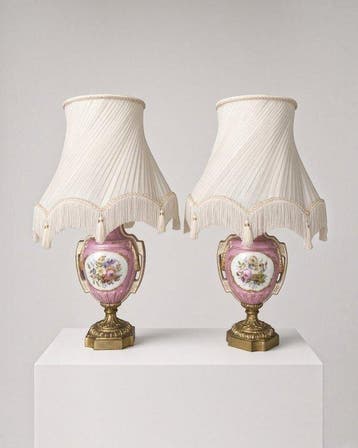 Lamp (2) - Een paar Sevres-stijl porseleinen urnlampen met