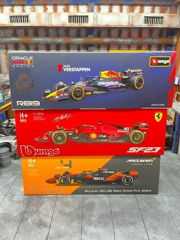 Bburago 1:24 - Modelauto (3) - Red Bull, Ferrari and Mclaren, Hobby en Vrije tijd, Nieuw