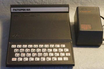 Sinclair ZX 81 computer with Memopak 64 and UK700 power, Nieuw
