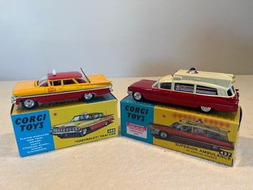 Corgi 1:43 - Modelauto (2) - Superior Ambulance su telaio, Nieuw
