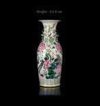Een monumentale (H61,4 cm) Chinese famille rose Peacocks