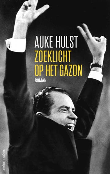 Zoeklicht op het gazon 9789026333491 Auke Hulst, Boeken, Verzenden, Zo goed als nieuw, Auke Hulst