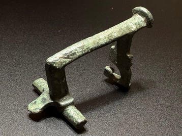 Oud-Romeins Brons Iconische Knee fibula, met een