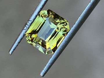 1 pcs Geel, Groen, Roze Alexandriet - 3.01 ct - Gemological, Nieuw