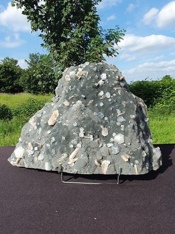 Grote donkere chalcedoon met heldere apophyllietkristallen