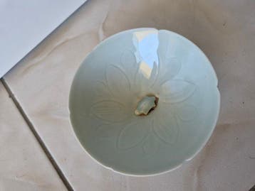 Oude Chinese kom van celadon (Qingbai) met decor van