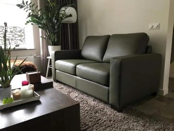 Leren 2.5-zits bank met houten poten - groen leer, Huis en Inrichting, Ophalen of Verzenden, Nieuw, Rechte bank, Leer