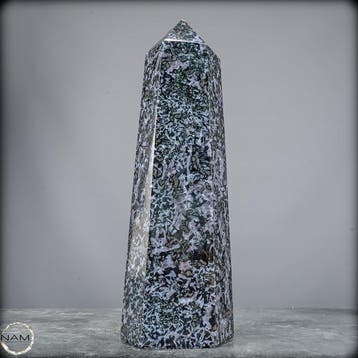 Natuurlijke Merlinit-obelisk – Zeldzame, mystiek aandoende