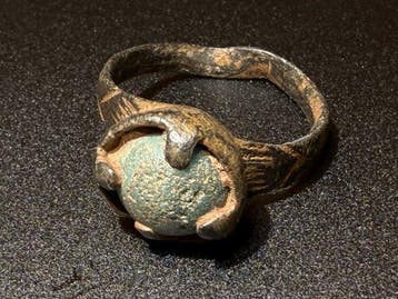 Viking periode Brons Symbolische ring met een prachtige