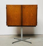 Kast op een standaard - fineer - Met metalen frame