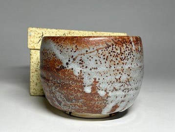 Shino Ware “Nezumi Shino” Tea Bowl with Original Box –, Antiek en Kunst