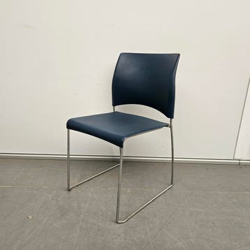 Sting kunststof stapelstoel - blauwe zitting (alleen per set, Ophalen of Verzenden, Nieuw