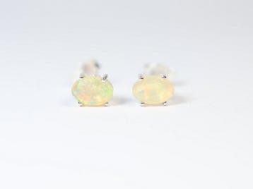 Ethiopisch opaal / Welo-opaal 2 oorstekers / nieuw- 0.76 g -, Verzamelen, Mineralen en Fossielen