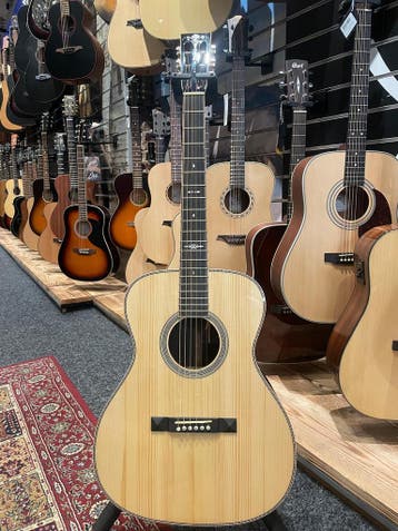 Hozen OM Golden Era Adirondack inclusief koffer, Ophalen of Verzenden, Nieuw, Western- of Steelstringgitaar, Met koffer