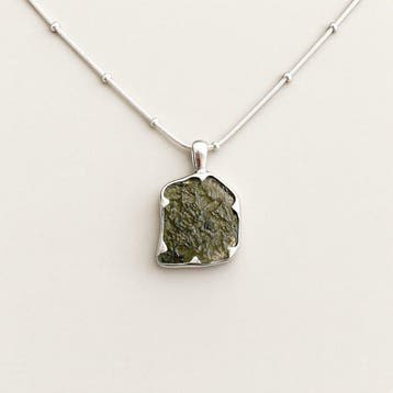 MOLDAVITE. Hanger en bijpassende ketting van 925 zilver., Verzamelen