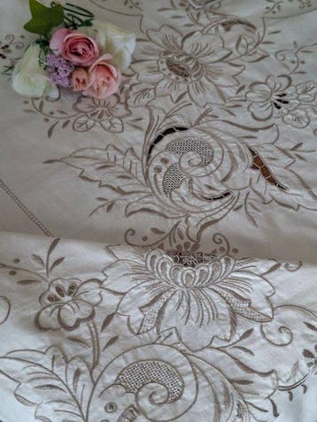Verfijnde handdoek met prachtige handgemaakte borduursels, Antiek en Kunst, Antiek | Kleden en Textiel