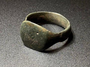 Middeleeuwen, kruisvaardersperiode Brons Symbolische ring