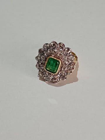 Ring - 18 karaat Geel goud, Witgoud - 4.90ct. tw. Smaragd -, Nieuw