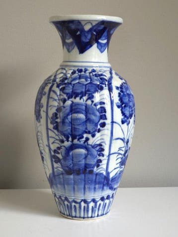 Antieke Japanse Arita porseleinen geribbelde balustervaas